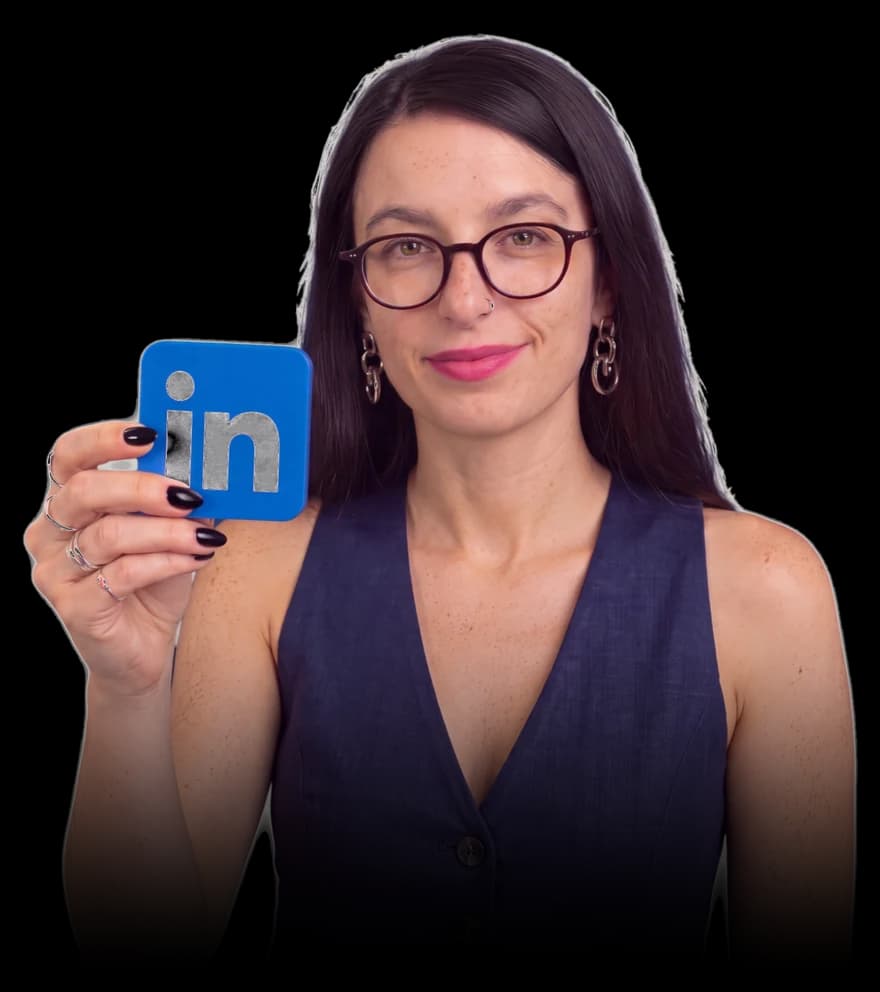 חניתה יודובסקי מחזיקה קובייה עם הלוגו של לינקדאין
